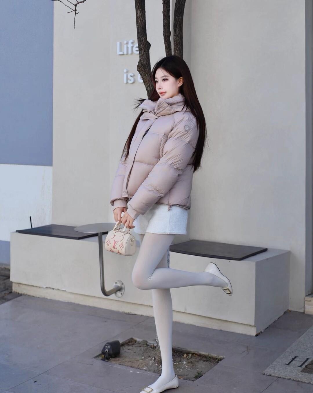 冬日穿搭指南：粉色羽绒服+白色短裙，温暖又时尚！