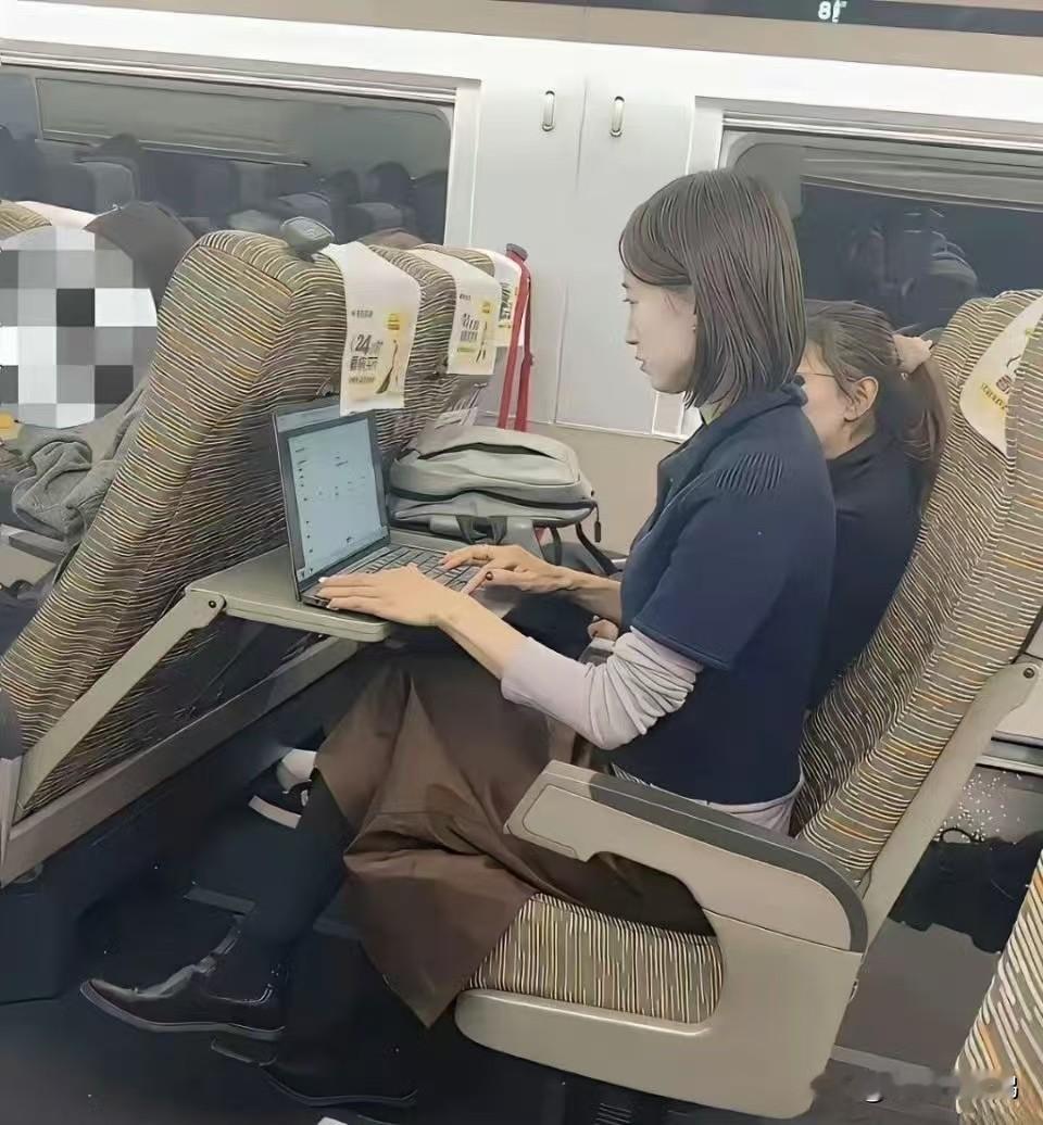 看到对座上的小姐姐，从上车就开始做报表，改PPT，还差点错过了下车，到...