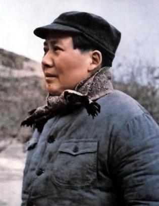 1949年，毛主席正要下令，让解放军渡过长江，解放南京，斯大林却发来一封电报：要