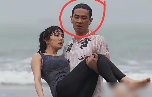 杨幂明明不到95斤，为啥陈小春当年抱她，青筋都快爆出来了？你以为是她重？全