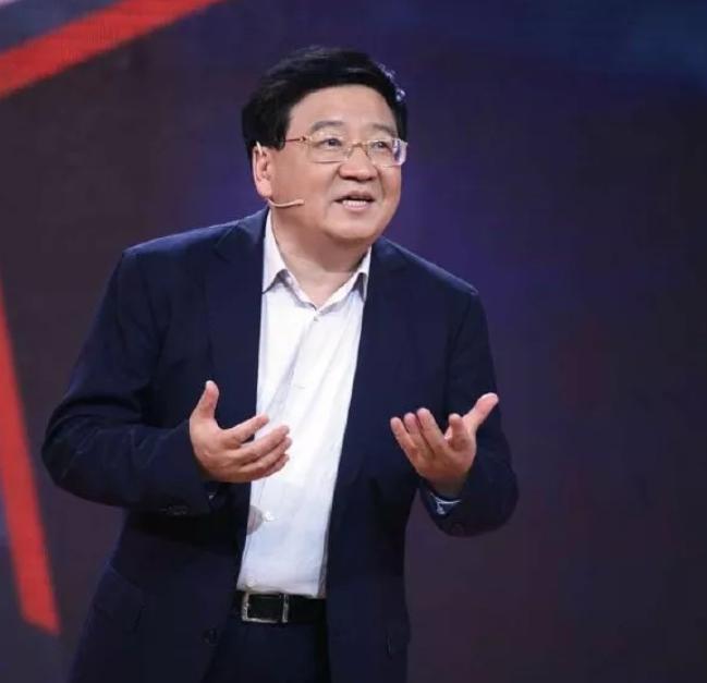 2006年，徐小平套现40亿后离开新东方，后来，他在"央视一姐"张泉灵的游说下，
