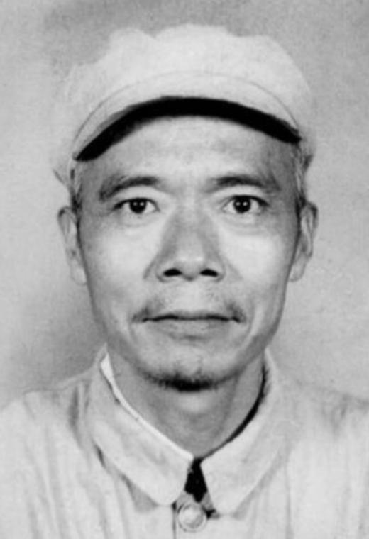 1937年，34岁的王牌特工涂作潮和邻居打牌，邻居看了他一眼，说：“你看着像共产