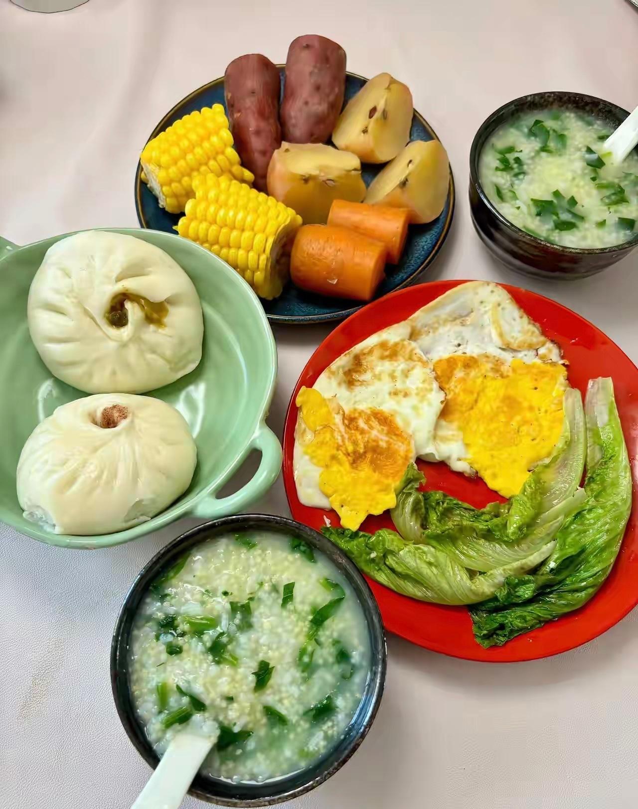 年龄大了，要舍得吃健康食物，换着来：1、早餐每天煮2个鸡蛋别怕胆固醇，蛋黄