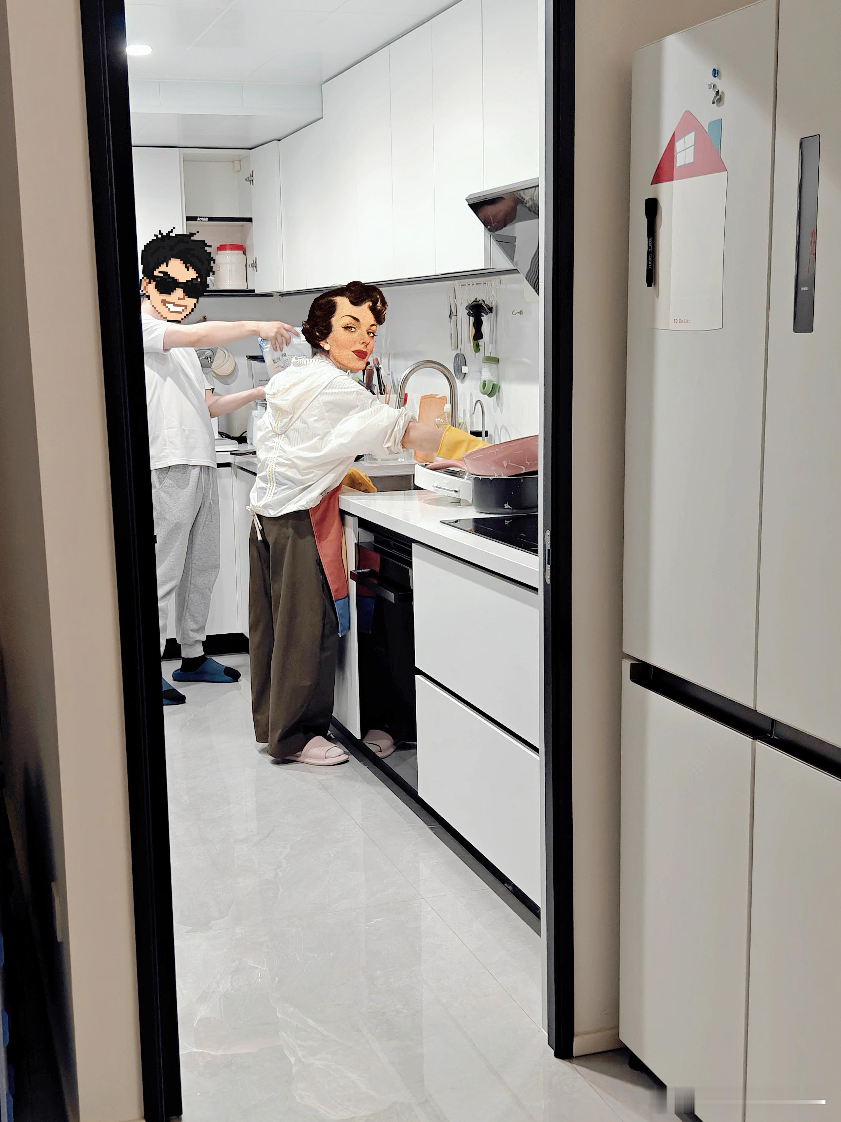 吃完晚饭，婆婆洗碗，老公开始做面包。欣慰。​​​
