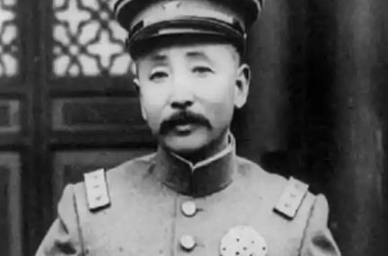 1935年，张作霖的二女儿张怀英一个人出门办事，怎料，遇上无赖当街挑衅，她的暴脾