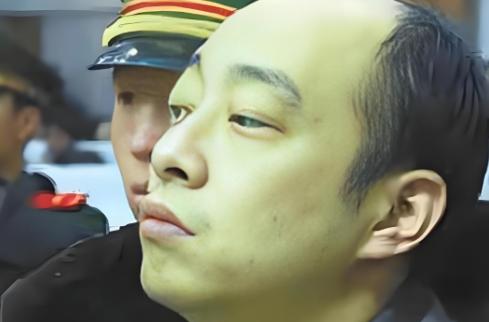 这是一个曾在枪林弹雨中连眼皮都不眨的法外狂徒，一个年仅25岁就让整个太原地下世界