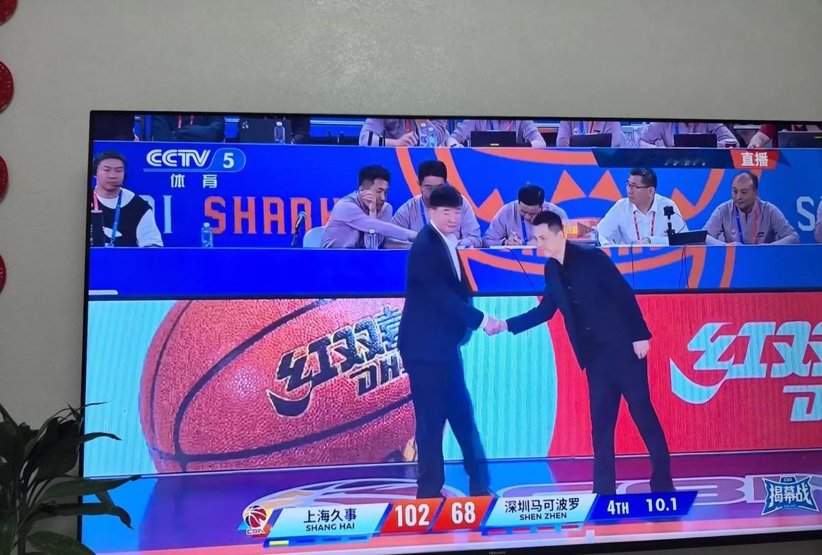 顾全站在场边，手里拿着战术板。四个月前，他还是这支球队的球员兼助理教练。8月4日，深圳男篮官宣换帅，