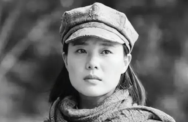 1950年甘肃剿匪，政委生擒女匪首！审讯时她不求饶，却流利背出红军番号！政委手一