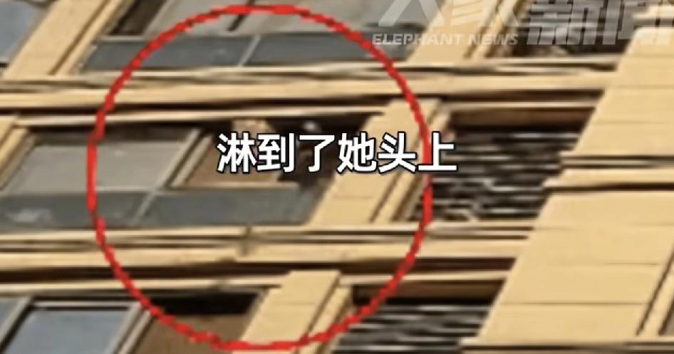 浙江萧山一女子为了图方便将砂锅水从13层窗户往外倒。刚好楼下有一名女子正在探头擦