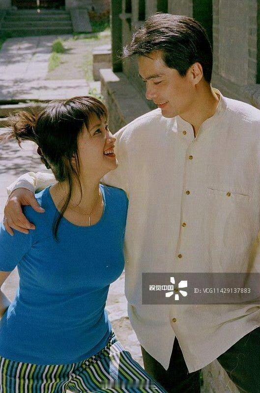 1998年热恋时期的何晴和许亚军，好令人羡慕的高颜值夫妻。