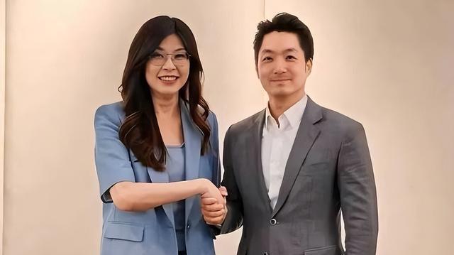 当全世界的目光都聚焦在台湾议会里那些拳脚相加的闹剧时，一场真正危险的政治表演，正