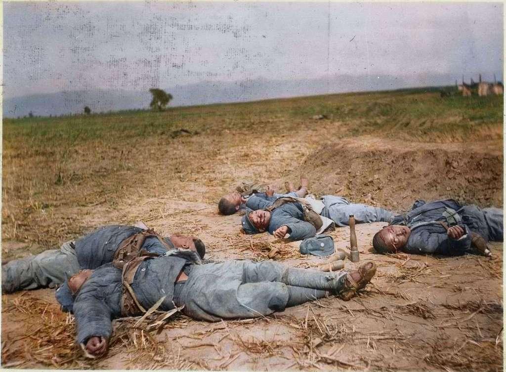 这张照片，是八路军奇袭阳明堡机场战斗留下的珍贵影像。画面里，几名身着灰蓝色军装的