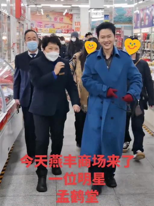 孟鹤堂春节档节目开始录制了！近期，孟鹤堂出现在某市场，购买麻酱。与售货员对话时，