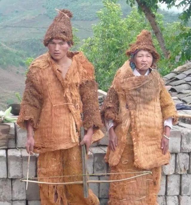 1956年，部队在云南原始森林深处，发现一群衣衫褴褛、蓬头垢面的男男女女。经过调