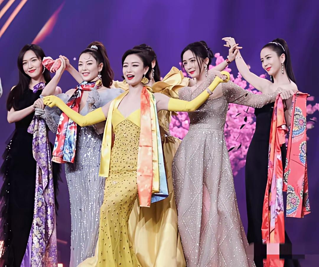 五位85花同框的图刷爆朋友圈时，我盯着那张合照看了三分钟——佟丽娅的腰还是细得像