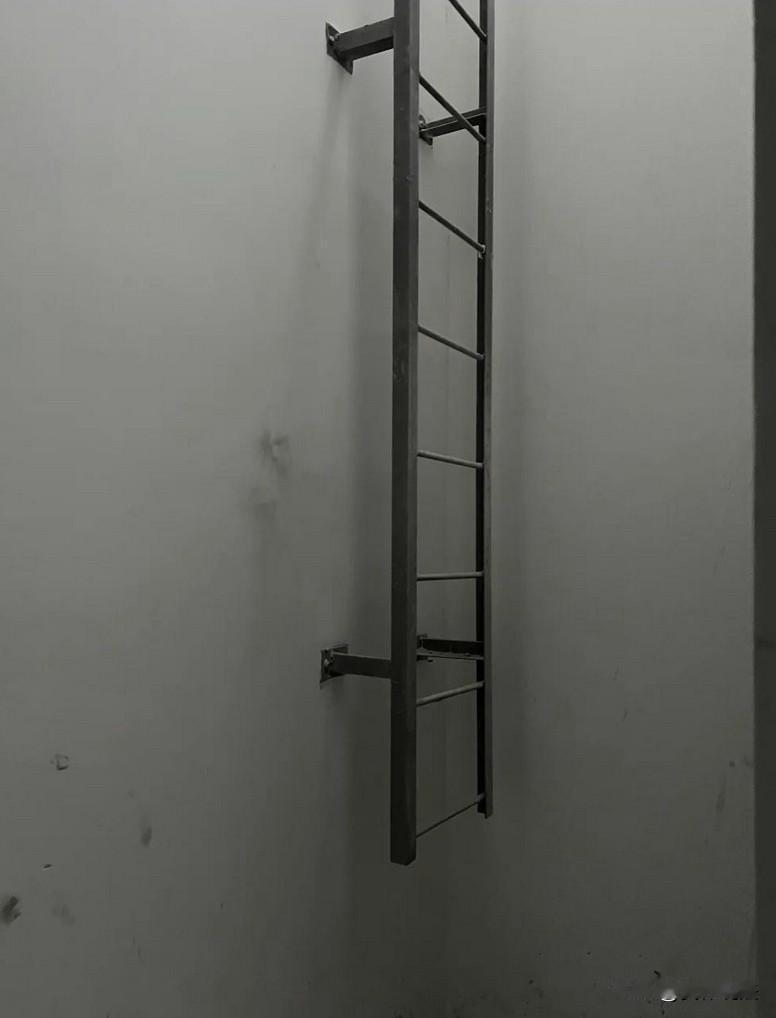 新疆乌鲁木齐，男子双目失明，日常都需要父母照顾。一天晚上吃完饭后，独自出门遛弯时
