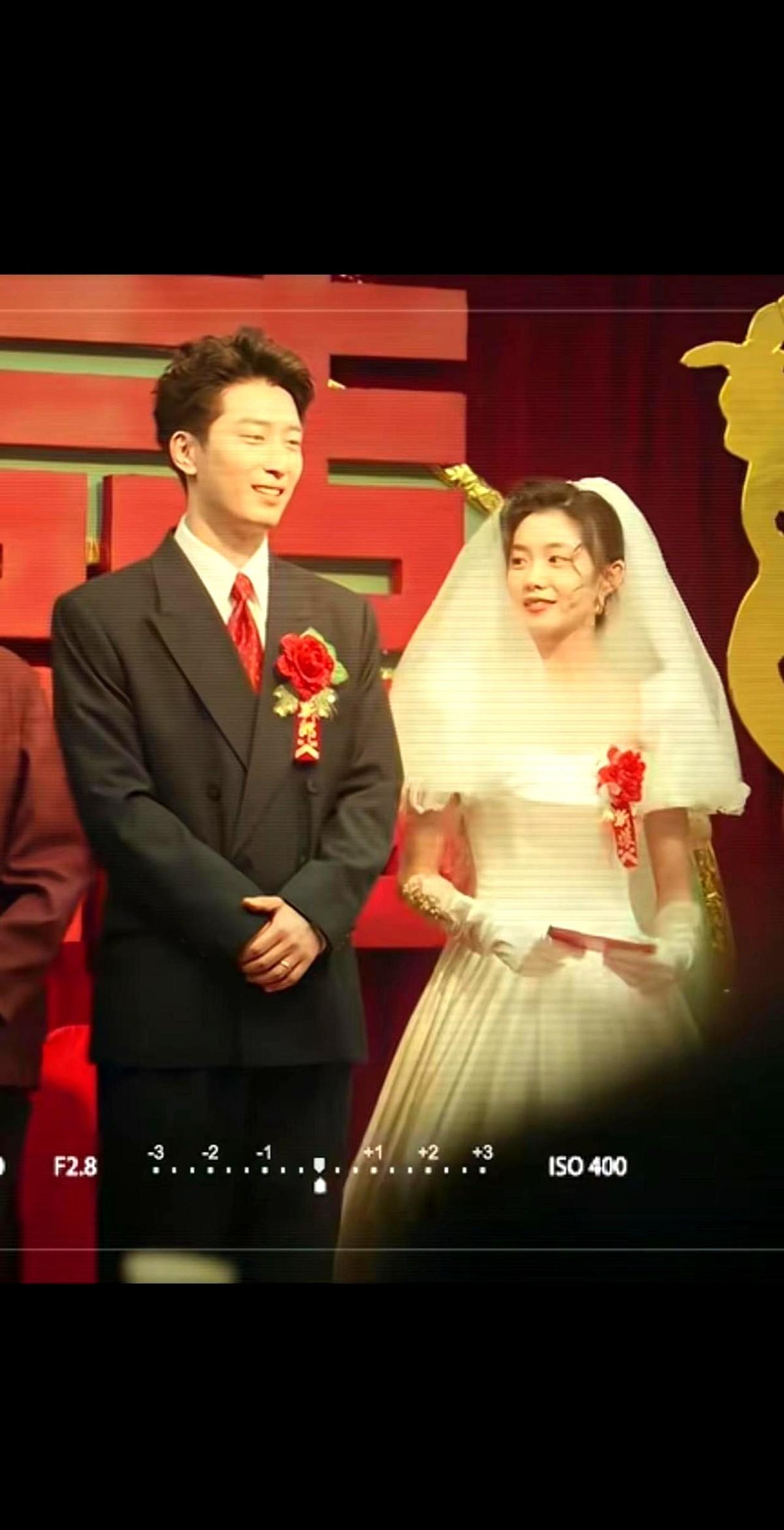 张艺谋这眼光，真绝了。37岁的窦骁和26岁的刘浩存演夫妻，竟然毫无违和感。剧