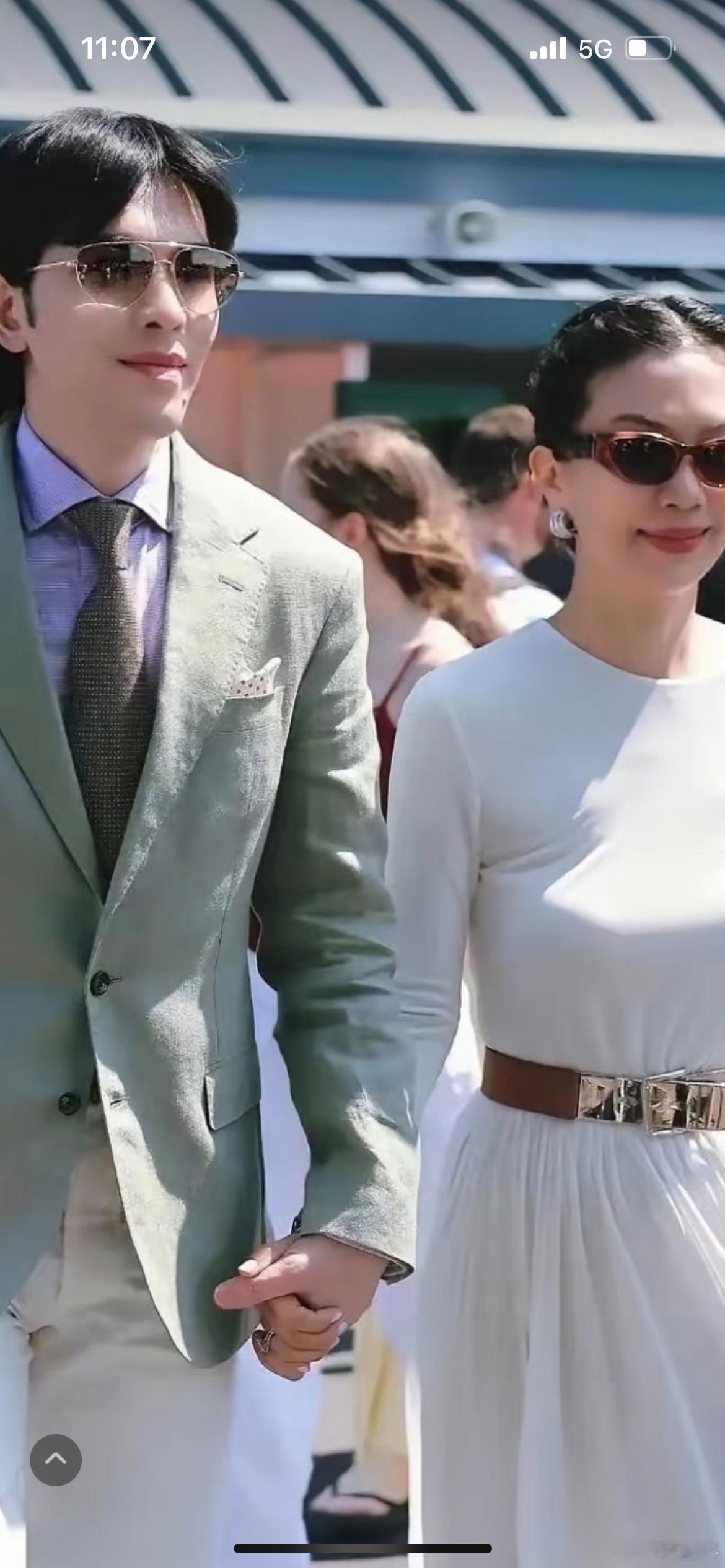 萧敬腾和经纪人老婆，37岁萧敬腾和54岁老婆，知根知底，萧敬腾一定是私生活不错，