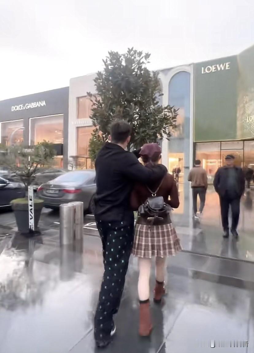 于会长带着任任在土耳其还没回来，两个人玩的很开心，工作之余，逛街买衣服吃当地美食