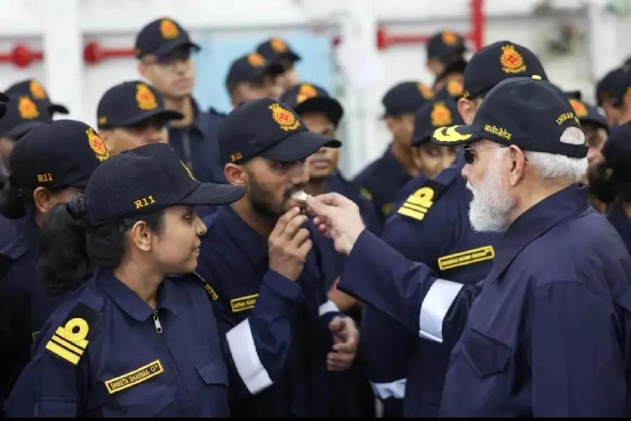 不是，投喂前，老仙你洗手了吗？看给人女兵紧张的……先声明一下，上面的话不是我的