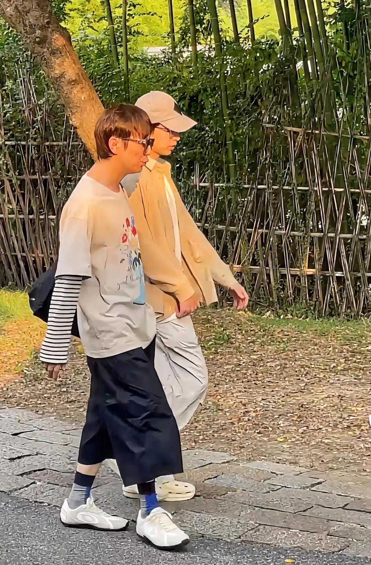偶遇何老师，真人好瘦，旁边的是彭彭吧，个子也不高啊！