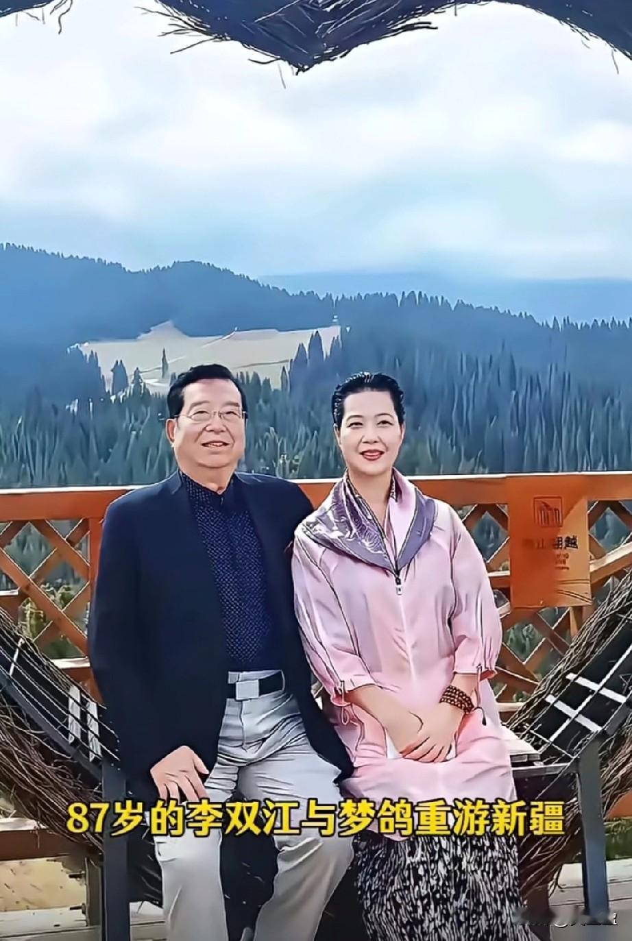 2025年9月87岁的李双江与梦鸽重游新疆。在山野间的心形观景装置下，他精神