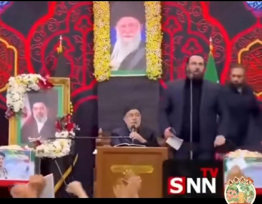 穆杰塔巴就职典礼上的领袖照片和站在主席台上手拿手机权臣。不亲自参加是策略，也可