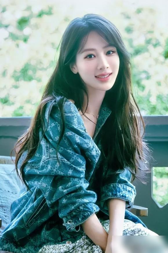 顶流杨紫当众高喊戒色，这一记响亮的耳光，直接扇肿了全网恋爱脑的脸。你肯定还