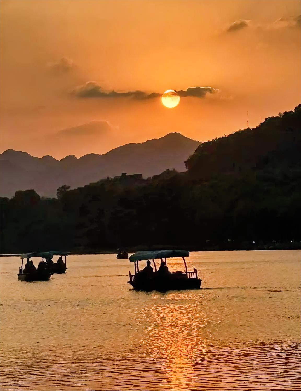 昨儿上班路上特堵车，我正急得直瞅表，前面那辆SUV突然往后倒了小半米。我还纳闷呢