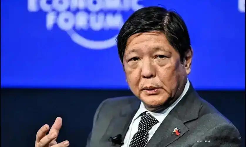 这事越来越像一场黑色幽默。马科斯忙着清算政敌，本以为背后站着美国这座靠山，可