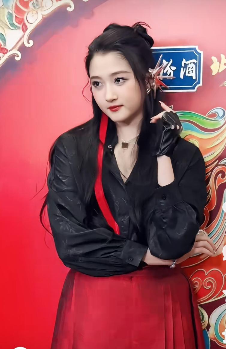 关晓彤这次北京春晚的造型太灾难了看她穿这身马面裙，说她130斤我也信人家的身