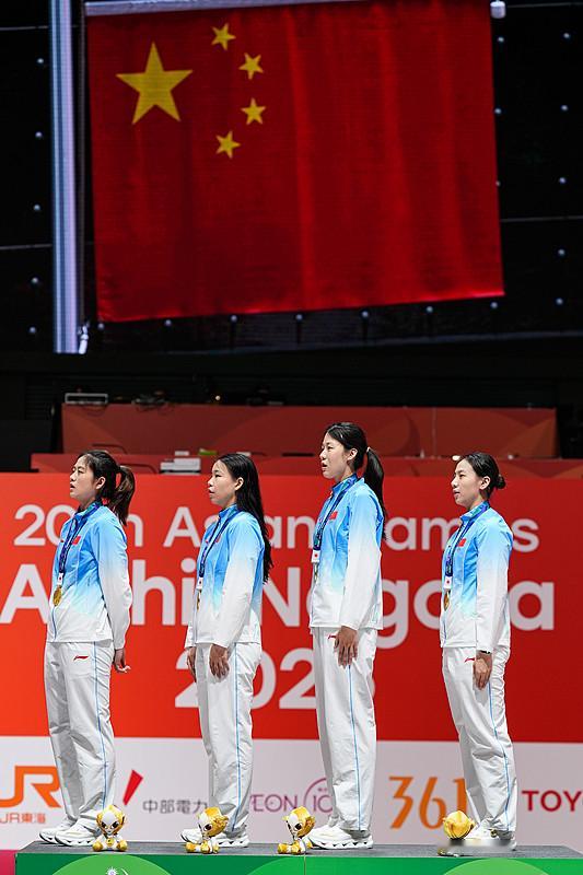 刷到这段视频时，我正端着早饭，看完直接愣住了——中国女子4×100米接力队夺冠后，四个姑娘做的第一件