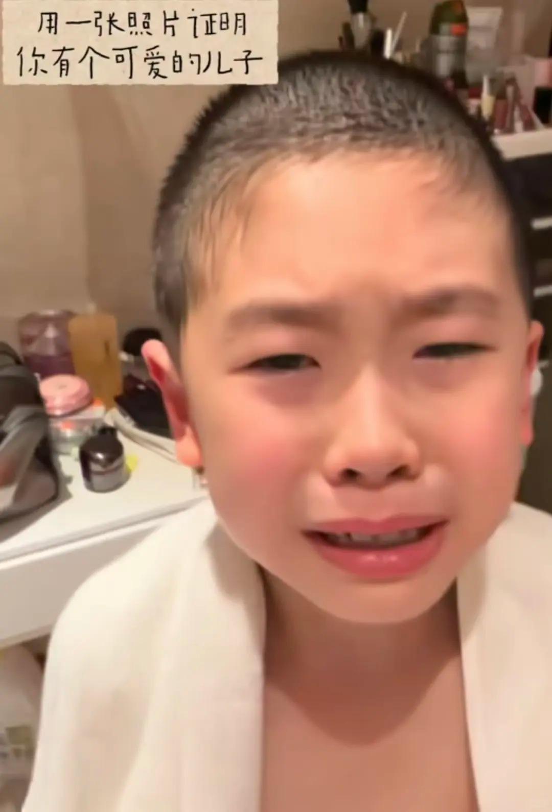 谁说凉皮不像甜甜的,只要理个发就知道了！以前大家都凉皮说像妈妈，二宝像梁靖