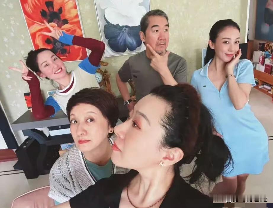 张国立和邓婕在北京家里请朋友来聚会。邓婕虽然69岁了，但打扮得很时髦，做了蓝色美