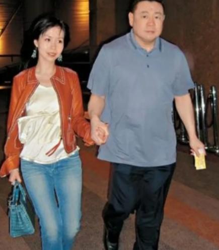 有一次，记者当着张晋的面心照不宣地问蔡少芬:“听说你为刘銮雄打过三次胎是吗？”听