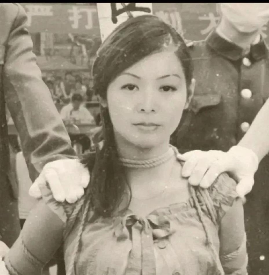 这张照片拍摄于1983年，这名女士叫马燕秦，因流氓罪被判处死刑，这是行刑前拍摄的