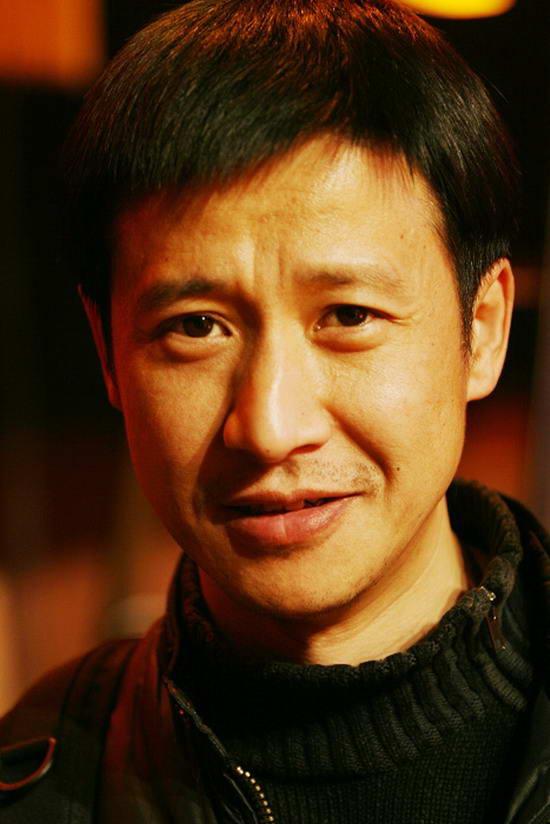 2004年，前妻嫌弃张国强没有本事赚钱，执意要和他离婚，张国强苦苦挽留，最终前妻