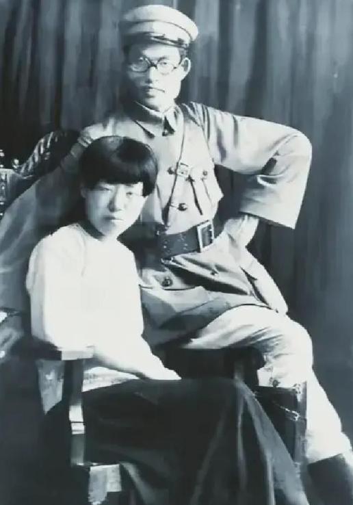 1940年延安窑洞离婚，朱仲芷推过子女名单，萧劲光签字笔尖骤停，轻声问出一句：
