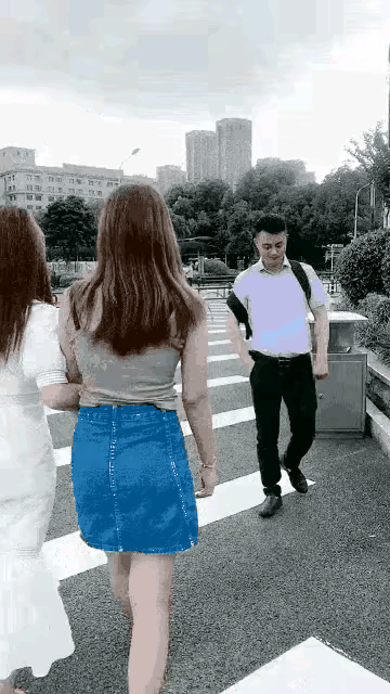 这下好了，这男的出丑了，好像几辈子没见过女人似的，一不留神，绊倒了，旁边的美女乐