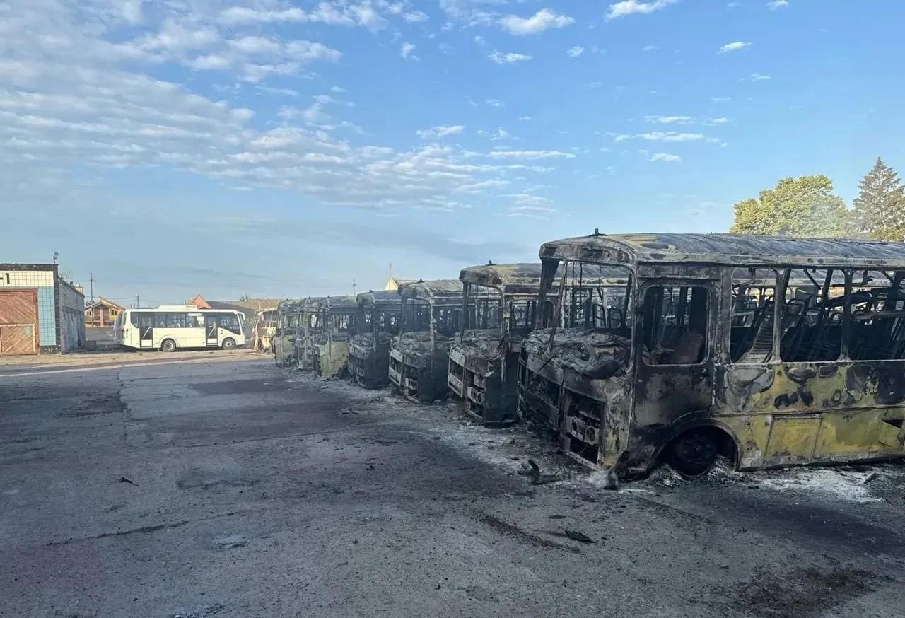乌军炸毁赫尔松校车！乌克兰使用无人机对俄控赫尔松州的民用客车车队发动袭