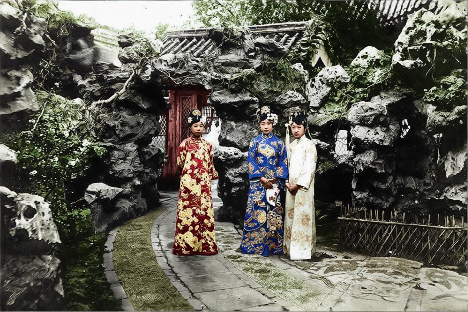 这张照片拍摄于20世纪20年代，紫禁城御花园内的一处假山，氛围幽静雅致。人物左