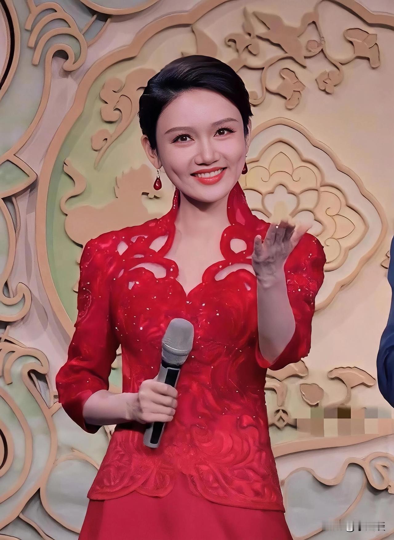 2026年春晚，最有争议的估计就是龙洋了。为啥嘞？因为她在舞台上说话时，眼睛