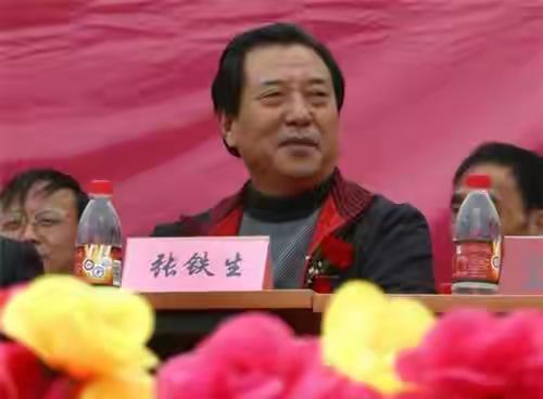 1991年10月16日，41岁的张铁生走出了辽宁凌源监狱，就在他站在门口发愣的