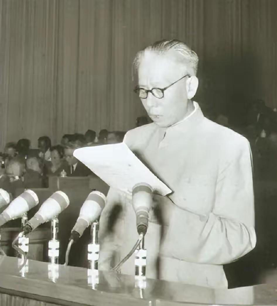 早在1956年党的八大上，刘少奇就率先提出健全法制、捍卫宪法与公民权利，强调干部