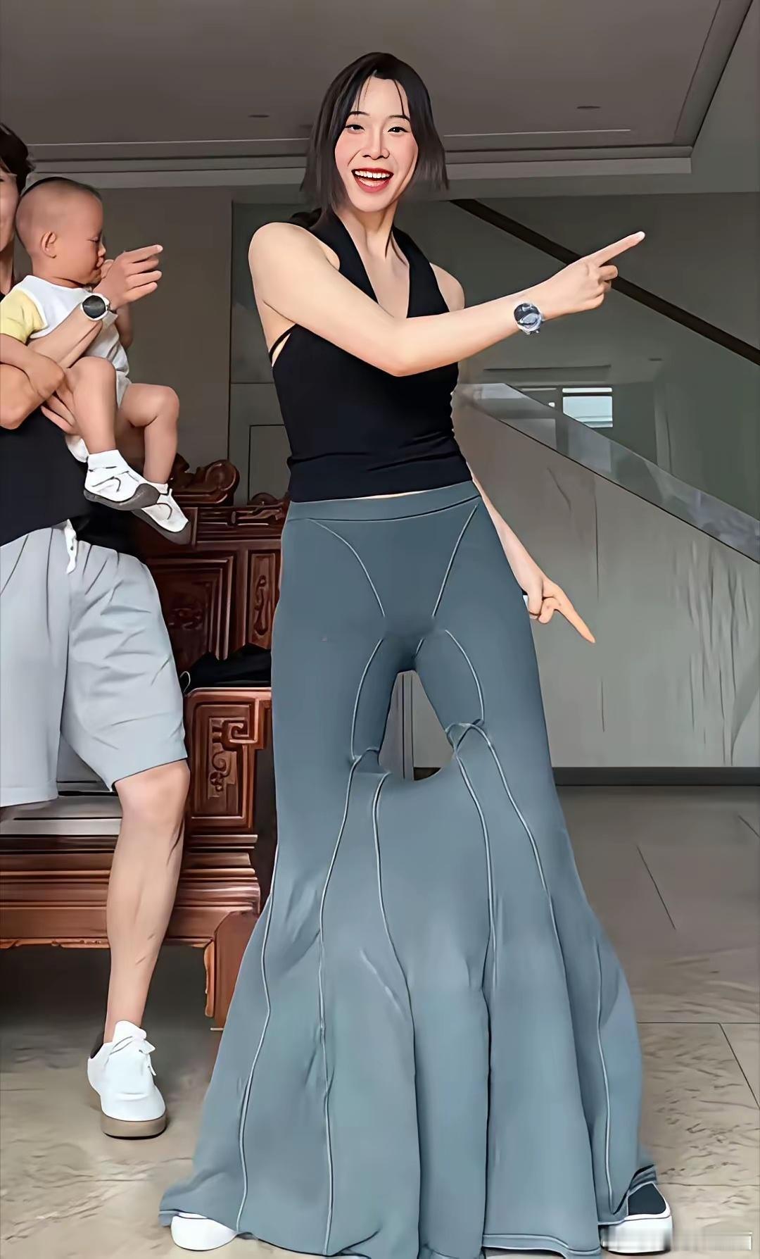 为啥有人喜欢穿这样的了裤子，走路的话会不会走一步摔一下，这是什么裤子是不是喇叭裤