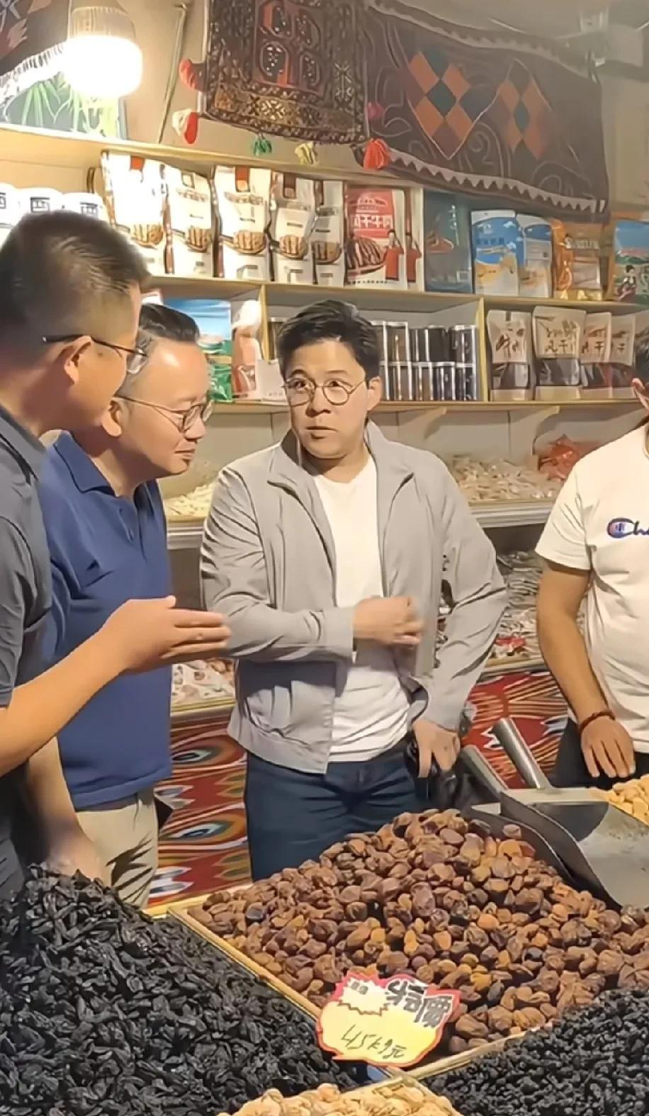 霍启刚现身新疆喀什啦！尝美食、赏文化，体验地道风情。他还带动香港明星团一起来打卡