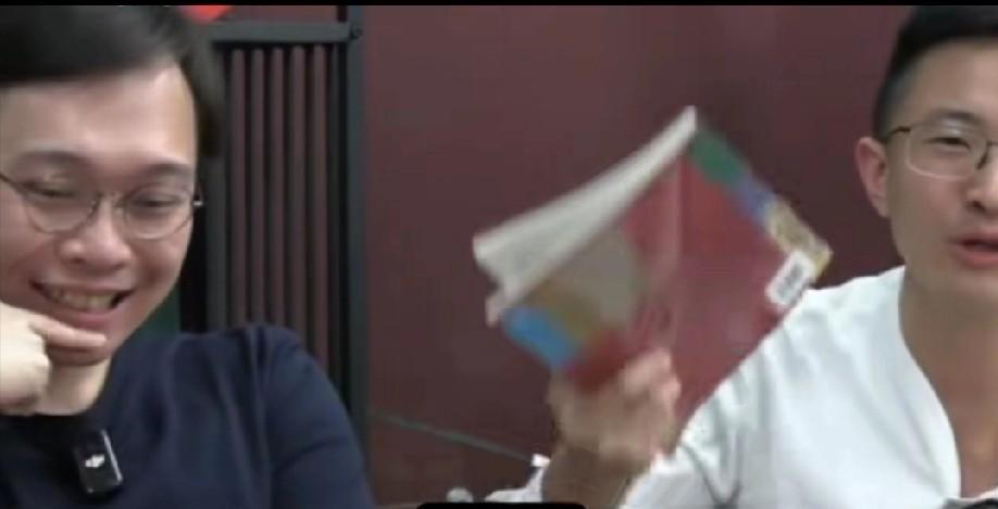 侯汉廷和“历史哥”举着大陆初中历史课本，对着国民党大声质问：“你们看看，大陆课本
