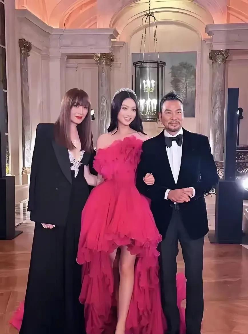 任达华的女儿颜值好高啊！穿衣搭配好有气质，比一线明星还要漂亮！这衣服穿在她身上