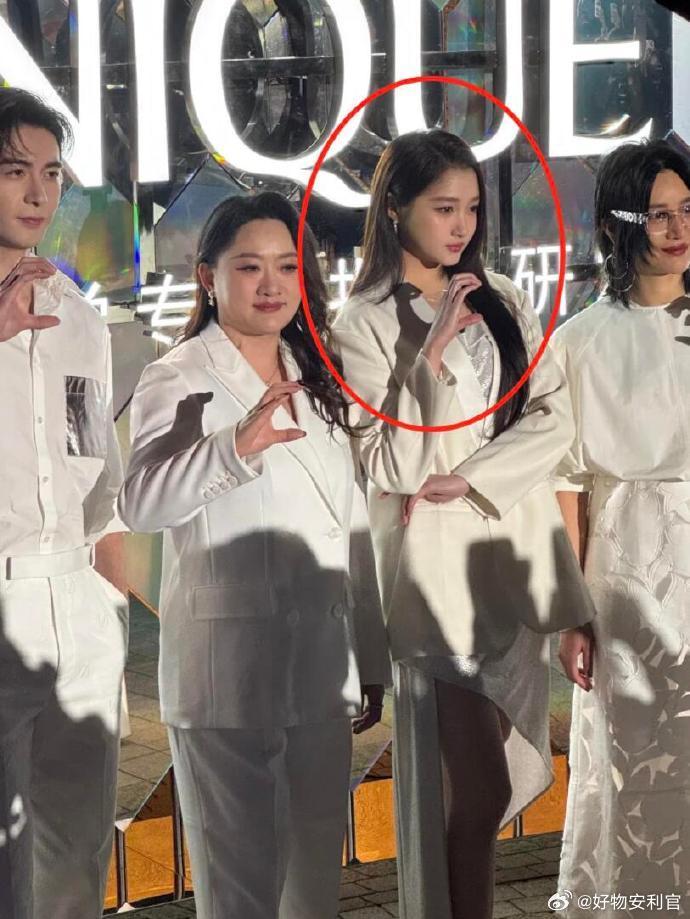 关晓彤我天，她真的好离谱。。。路人生图镜头下竟然长这样
