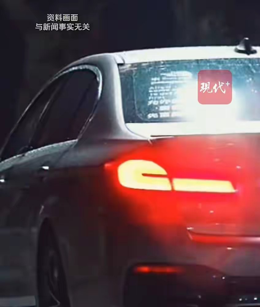 男子目睹妻子与他人在车内发生不正当关系，情绪失控用破窗锤将车窗击碎，掏出折叠刀多